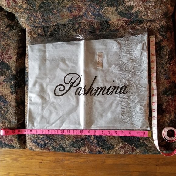 COPY - Cashmere = pashmina wool & silk winter scarf, pale gray, NWT, unisex - Picture 5 of 5